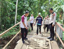 Kapolsek Rangkasbitung Dampingi Kabag Logistik Polres Lebak Cek Fisik Jembatan Cikaduen Yang Akan di Bangun